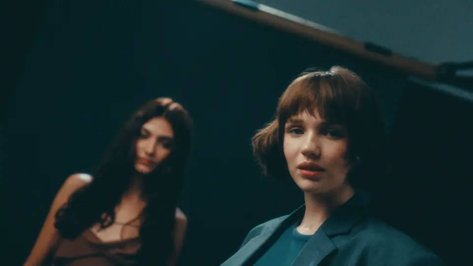 Fashion film Oway, duas modelos